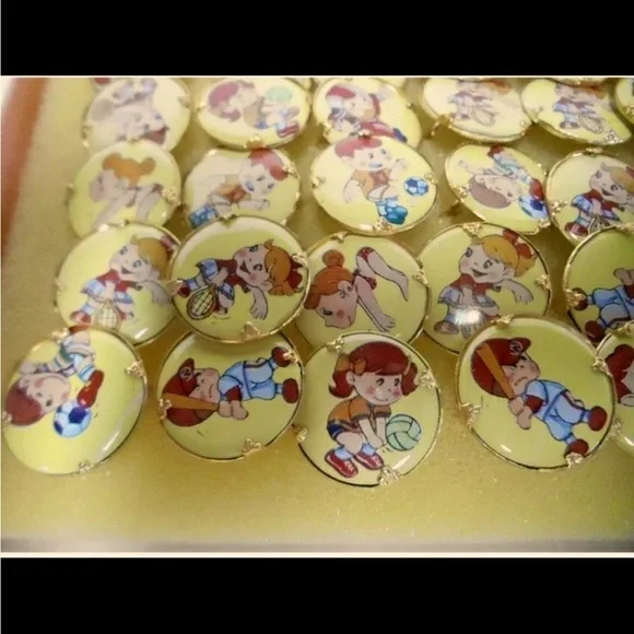 VINTAGE KIDS SPORTS RINGS WITH DISPLAY New 72pc lt1013a FASHION VINTAGE 1960/70s